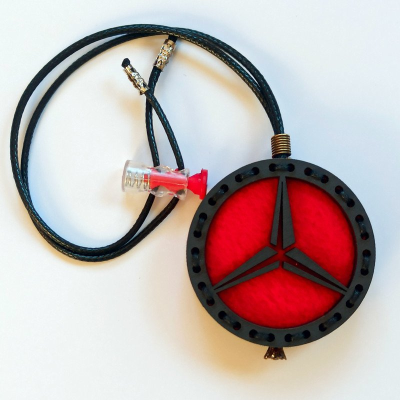 Ароматизатор в автівку із дерева з логотипом Mercedes-Benz 50мм