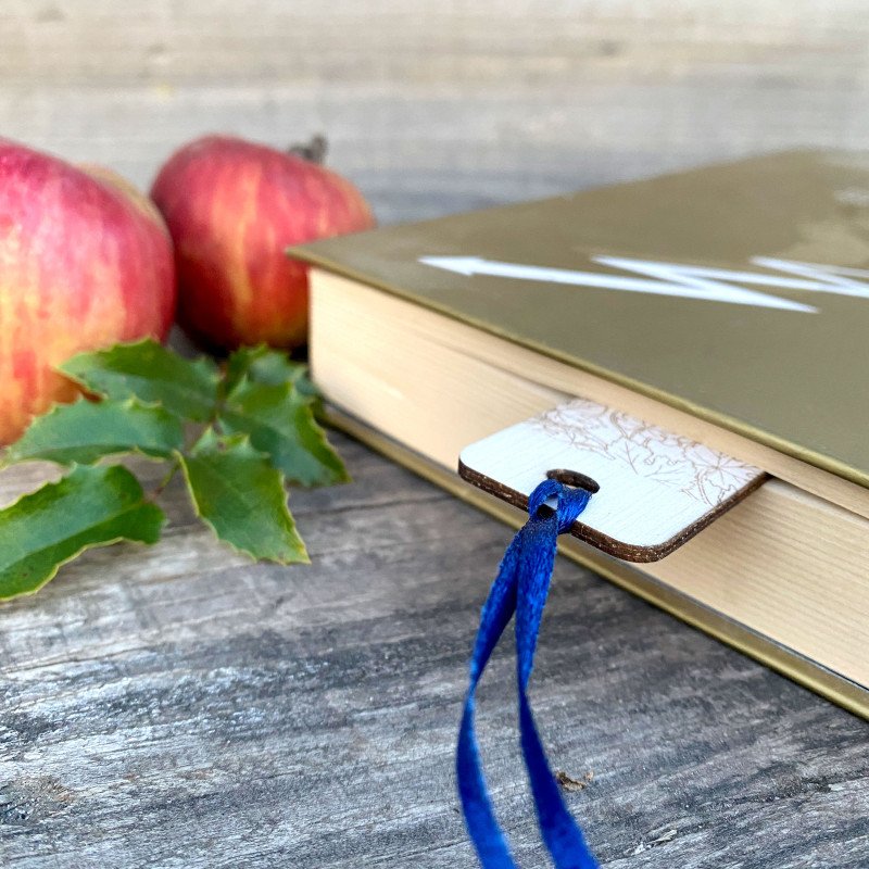 Дерев’яна закладка для книги «Autumn Reads» – осінній настрій, гравіювання з гарбузом і виноградом