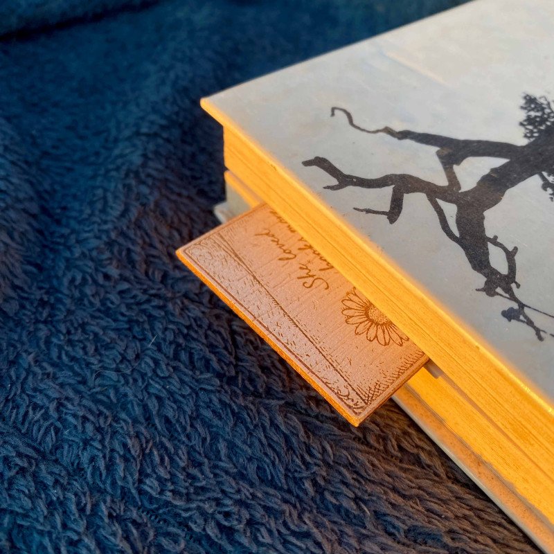 Дерев’яна закладка для тих, хто любить книги так само, як квіти