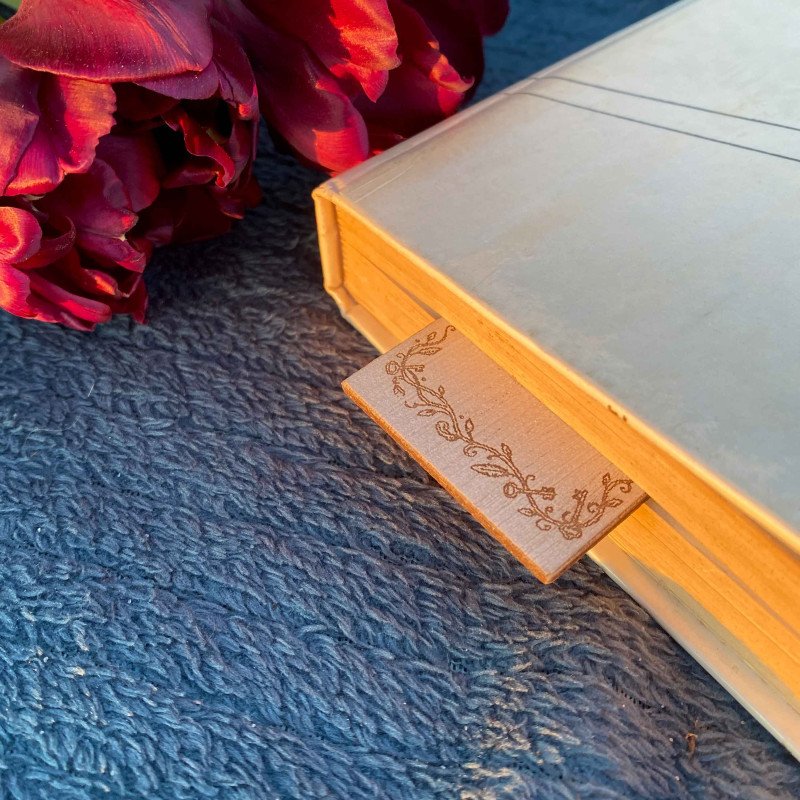 Витончена дерев’яна закладка з гравіюванням у стилі фентезі - Відкрий історії всередині