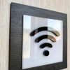 Табличка Wi-Fi для кафе, готелю, офісу та квартири — фанера й чорний акрил, 100×100 мм