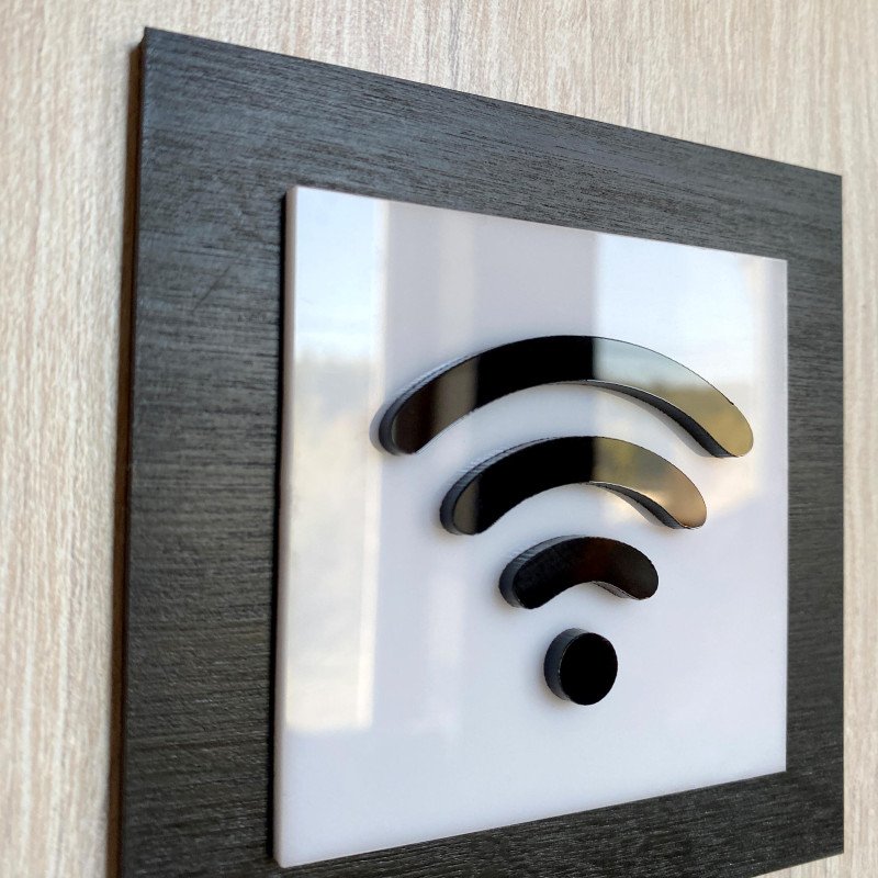 Табличка Wi-Fi для кафе, готелю, офісу та квартири — фанера й чорний акрил, 100×100 мм