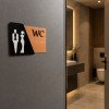 Табличка на двері вбиральні WC для кафе, офісу, ресторану та дому | Сучасна вивіска з акрилу, 16×13 см