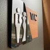 Табличка на двері вбиральні WC для кафе, офісу, ресторану та дому | Сучасна вивіска з акрилу, 16×13 см
