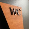 Табличка на двері вбиральні WC для кафе, офісу, ресторану та дому | Сучасна вивіска з акрилу, 16×13 см