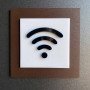 Вказівник Wi-Fi зона, сучасна квадратна табличка з об'ємним значком, акрил + фанера 100×100 мм