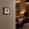 Вказівник Wi-Fi зона, сучасна квадратна табличка з об'ємним значком, акрил + фанера 100×100 мм