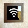 Вказівник Wi-Fi зона, елегантна чорна квадратна табличка з об'ємним білим значком, акрил + фанера, 100×100 мм