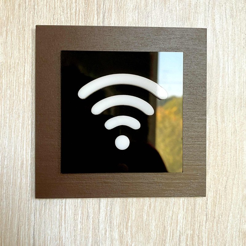 Вказівник Wi-Fi зона, елегантна чорна квадратна табличка з об'ємним білим значком, акрил + фанера, 100×100 мм