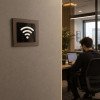 Вказівник Wi-Fi зона, елегантна чорна квадратна табличка з об'ємним білим значком, акрил + фанера, 100×100 мм