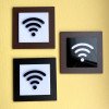 Вказівник Wi-Fi зона, елегантна чорна квадратна табличка з об'ємним білим значком, акрил + фанера, 100×100 мм