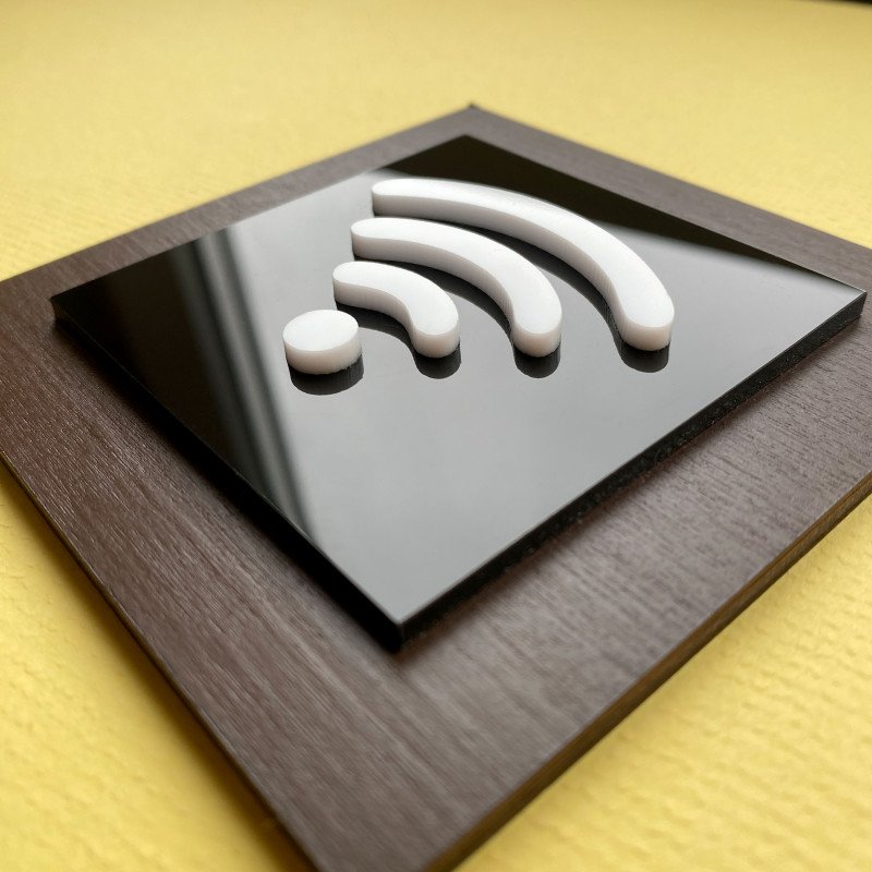 Вказівник Wi-Fi зона, елегантна чорна квадратна табличка з об'ємним білим значком, акрил + фанера, 100×100 мм