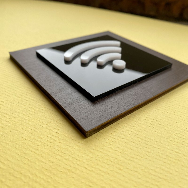 Вказівник Wi-Fi зона, елегантна чорна квадратна табличка з об'ємним білим значком, акрил + фанера, 100×100 мм