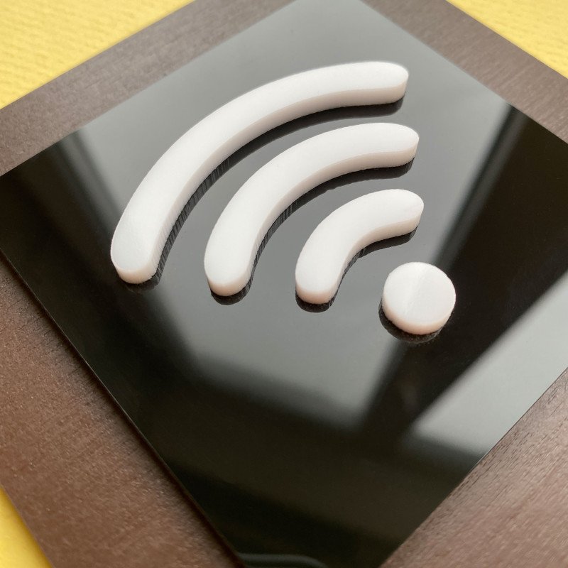 Вказівник Wi-Fi зона, елегантна чорна квадратна табличка з об'ємним білим значком, акрил + фанера, 100×100 мм