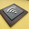Вказівник Wi-Fi зона, елегантна чорна квадратна табличка з об'ємним білим значком, акрил + фанера, 100×100 мм