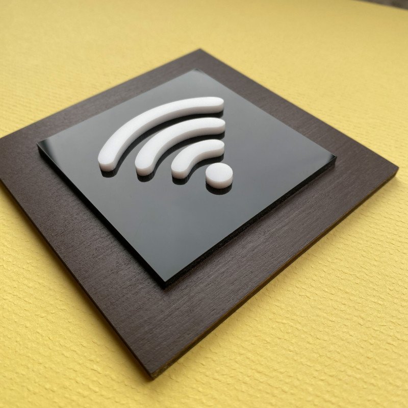 Вказівник Wi-Fi зона, елегантна чорна квадратна табличка з об'ємним білим значком, акрил + фанера, 100×100 мм