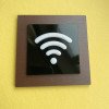 Вказівник Wi-Fi зона, елегантна чорна квадратна табличка з об'ємним білим значком, акрил + фанера, 100×100 мм