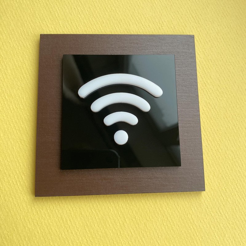 Вказівник Wi-Fi зона, елегантна чорна квадратна табличка з об'ємним білим значком, акрил + фанера, 100×100 мм
