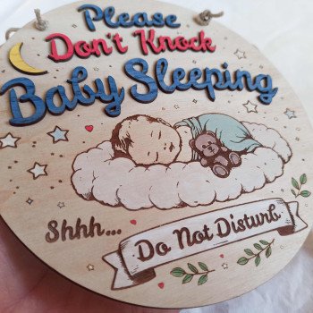 Табличка на двері дитячої кімнати -  будь ласка, не стукайте