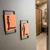 Дизайнерські таблички Man + Woman для туалету — чорна та горіхова фанера, 2 шт.