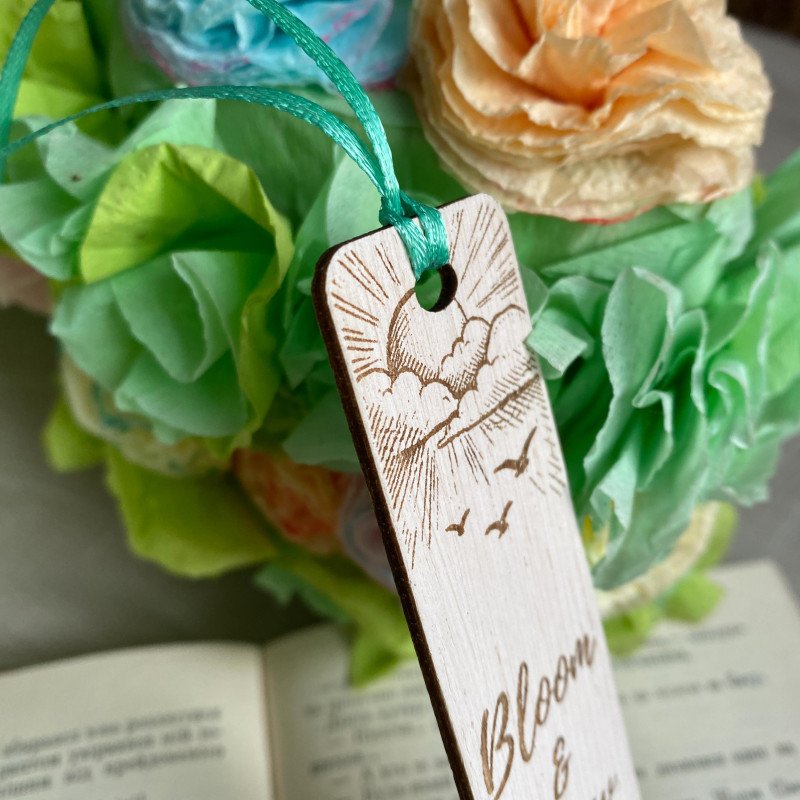 Дерев'яна закладка "Цвітіння та зростання" – натхненна весняна закладка