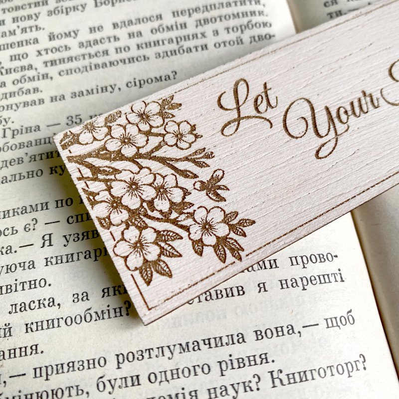 Унікальна дерев'яна закладка "Let Your Heart Bloom" з квітковим дизайном та дівчинкою